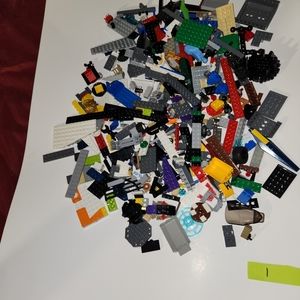 2 pounds of assorted mixed legos pieces  lot